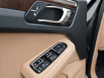 PORSCHE Macan S Approved 10 26 Pano AHK SHZ 8Fach MY2020