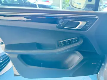 PORSCHE Porsche Macan