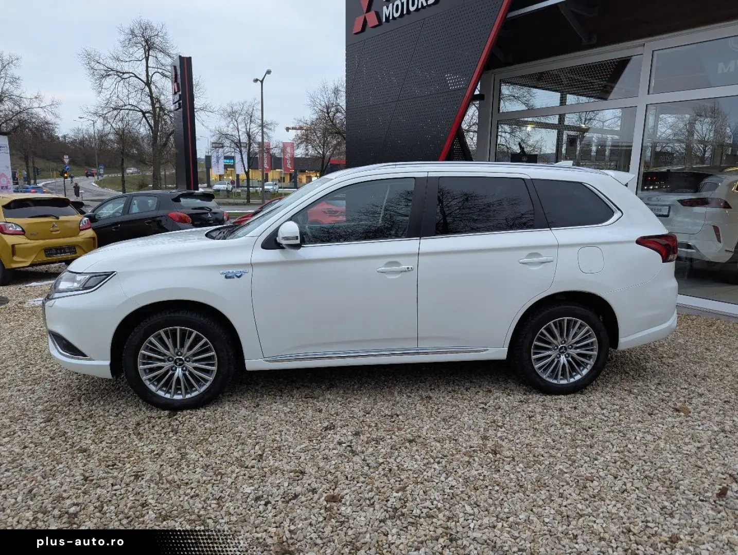 MITSUBISHI Outlander PHEV BASIS mit Spirit-Paket 2.4 4WD