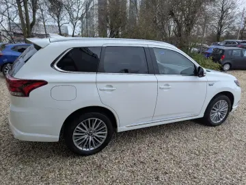 MITSUBISHI Outlander PHEV BASIS mit Spirit-Paket 2.4 4WD