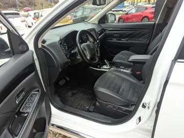 MITSUBISHI Outlander PHEV BASIS mit Spirit-Paket 2.4 4WD