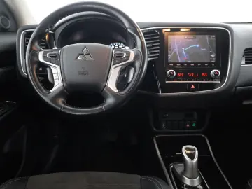 MITSUBISHI Outlander 2.4 PHEV Spirit 4WD Kamera Navi Leder