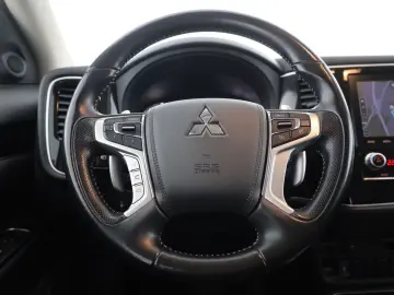 MITSUBISHI Outlander 2.4 PHEV Spirit 4WD Kamera Navi Leder