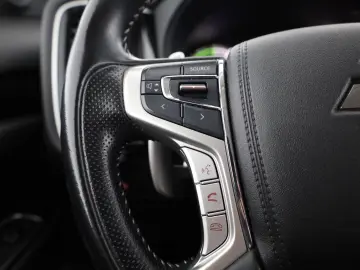 MITSUBISHI Outlander 2.4 PHEV Spirit 4WD Kamera Navi Leder