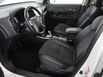 MITSUBISHI Outlander 2.4 PHEV Spirit 4WD Kamera Navi Leder