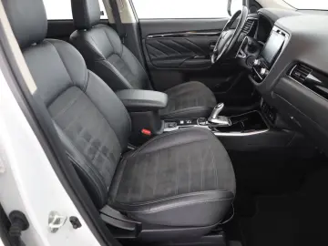 MITSUBISHI Outlander 2.4 PHEV Spirit 4WD Kamera Navi Leder