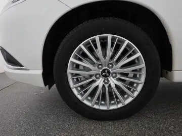 MITSUBISHI Outlander 2.4 PHEV Spirit 4WD Kamera Navi Leder