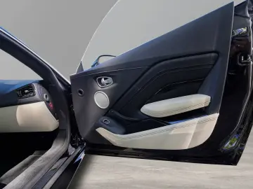 ASTON MARTIN Vantage V8 Onyx Black   Ivory