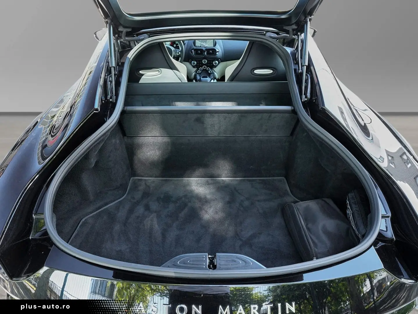 ASTON MARTIN Vantage V8 Onyx Black   Ivory