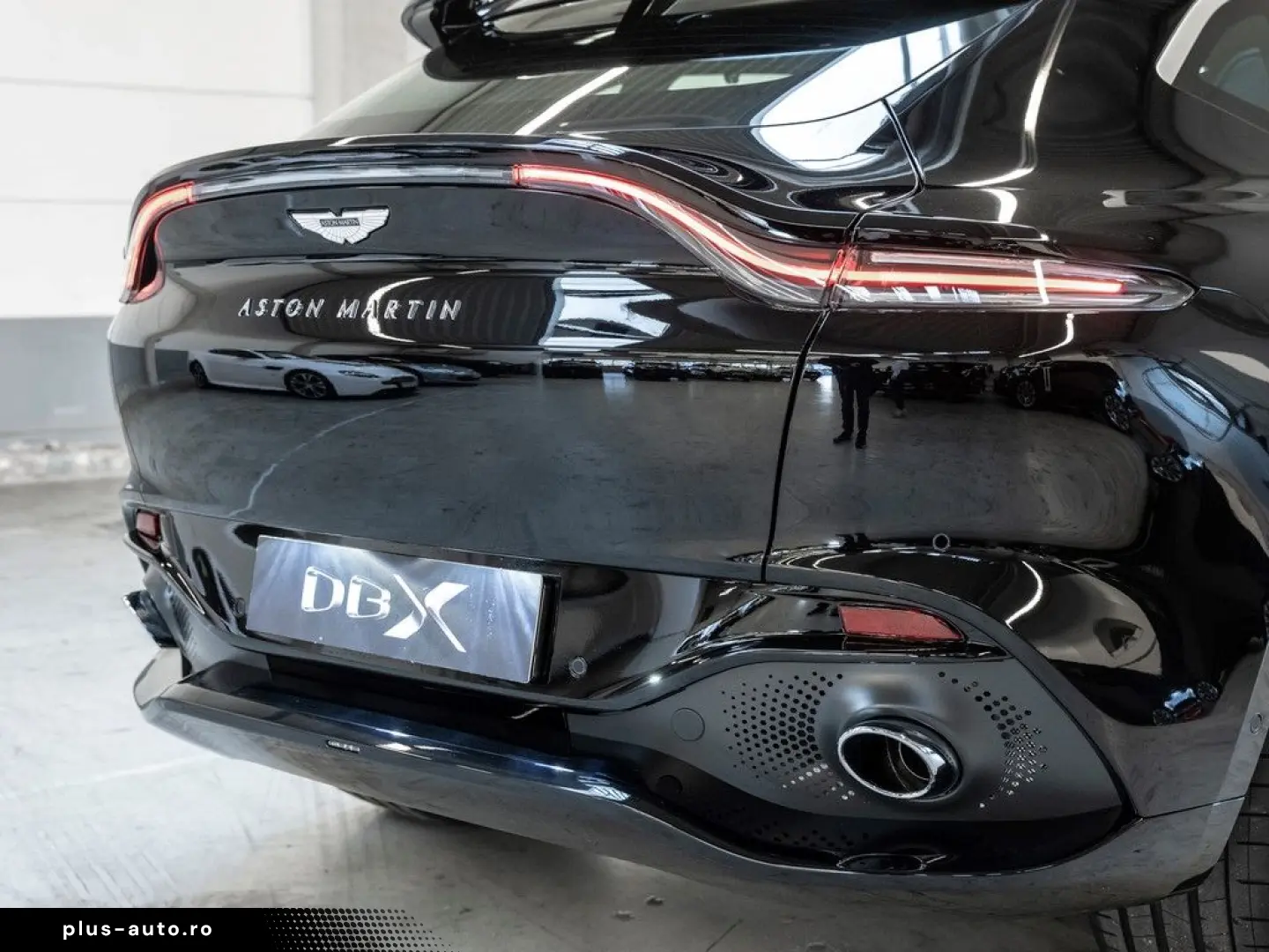 ASTON MARTIN DBX Jet Black Onyx Black