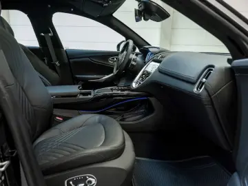 ASTON MARTIN DBX Jet Black Onyx Black