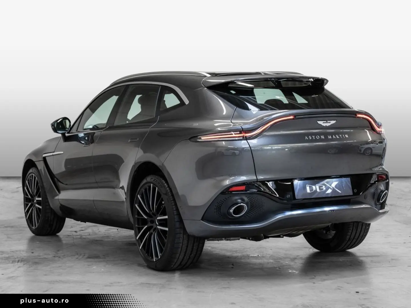 ASTON MARTIN DBX Magnetic Silver Onyx Black