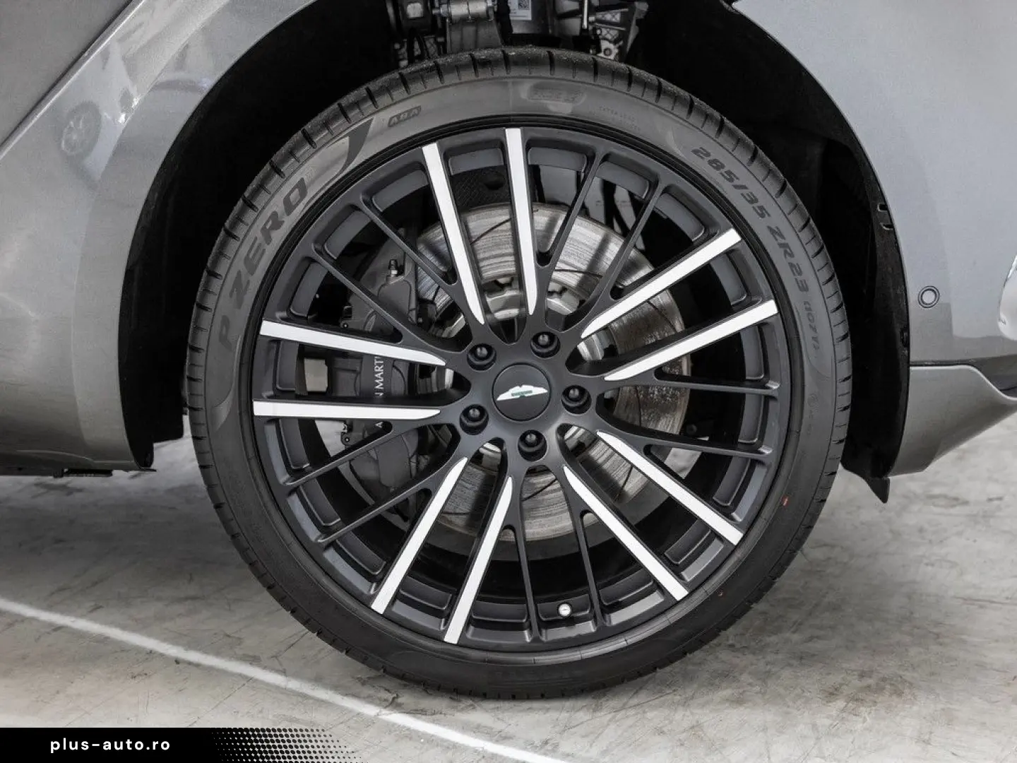 ASTON MARTIN DBX Magnetic Silver Onyx Black