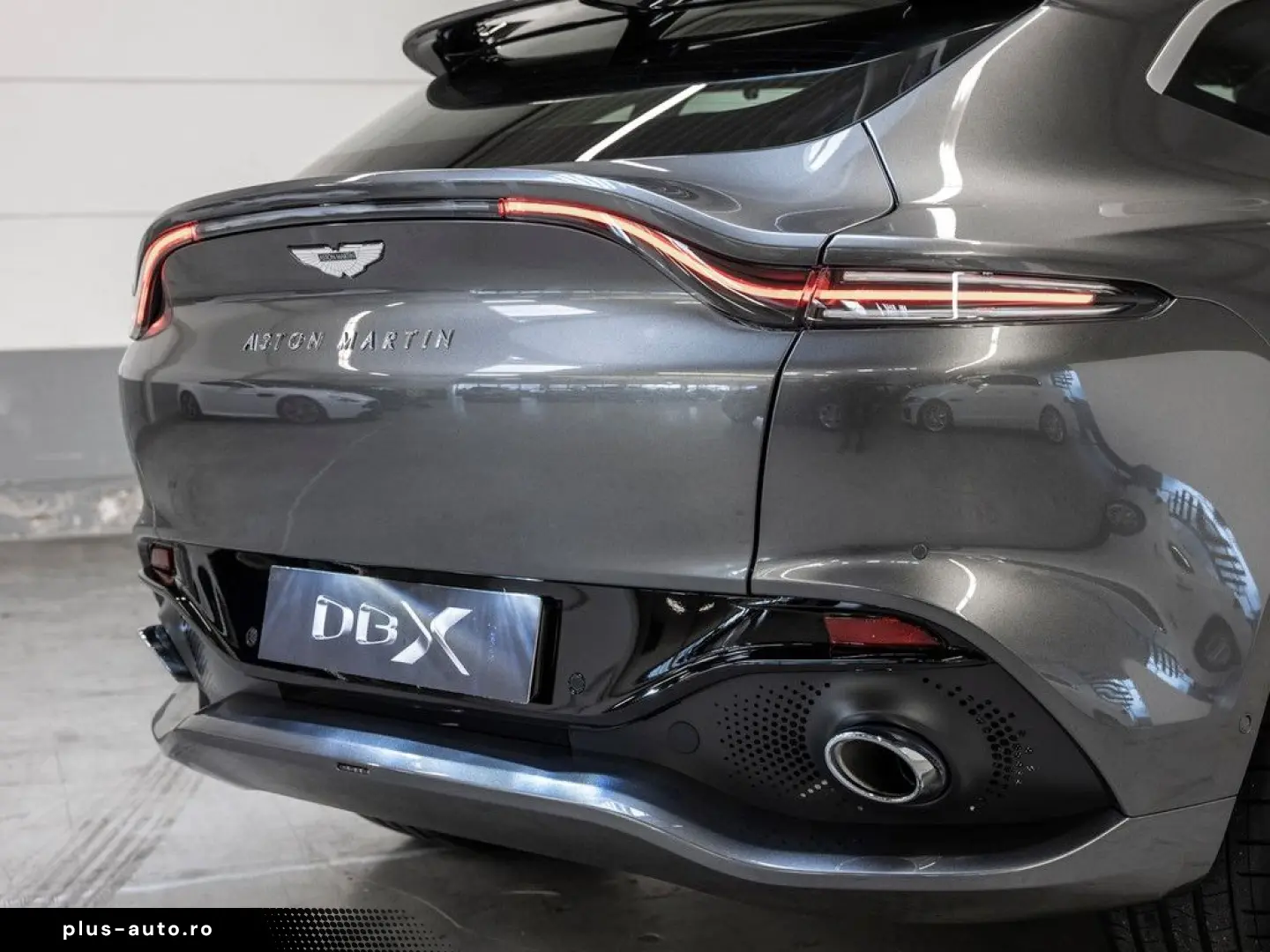 ASTON MARTIN DBX Magnetic Silver Onyx Black