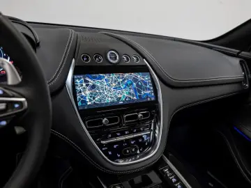 ASTON MARTIN DBX Magnetic Silver Onyx Black