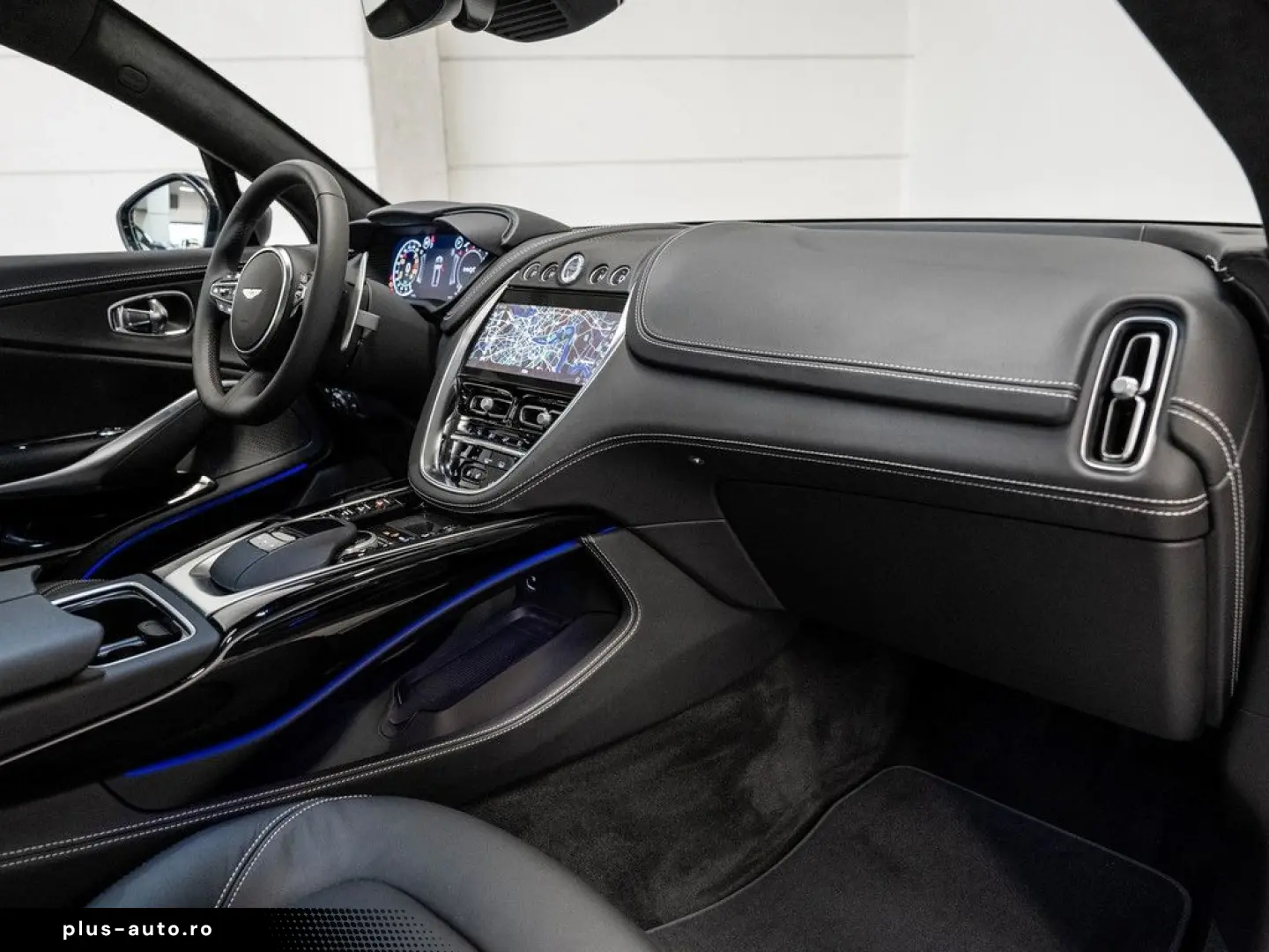 ASTON MARTIN DBX Magnetic Silver Onyx Black