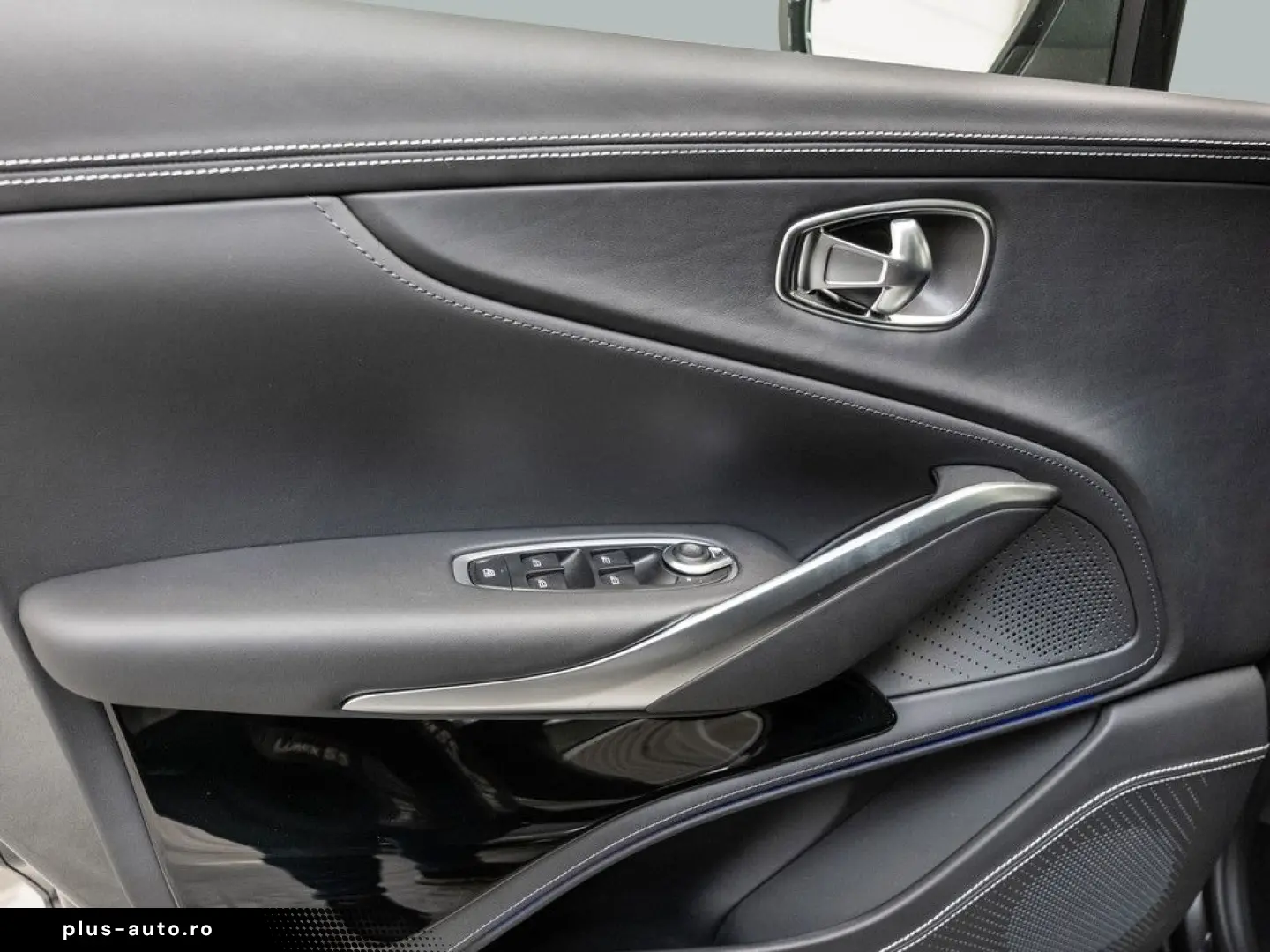 ASTON MARTIN DBX Magnetic Silver Onyx Black