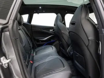 ASTON MARTIN DBX Magnetic Silver Onyx Black