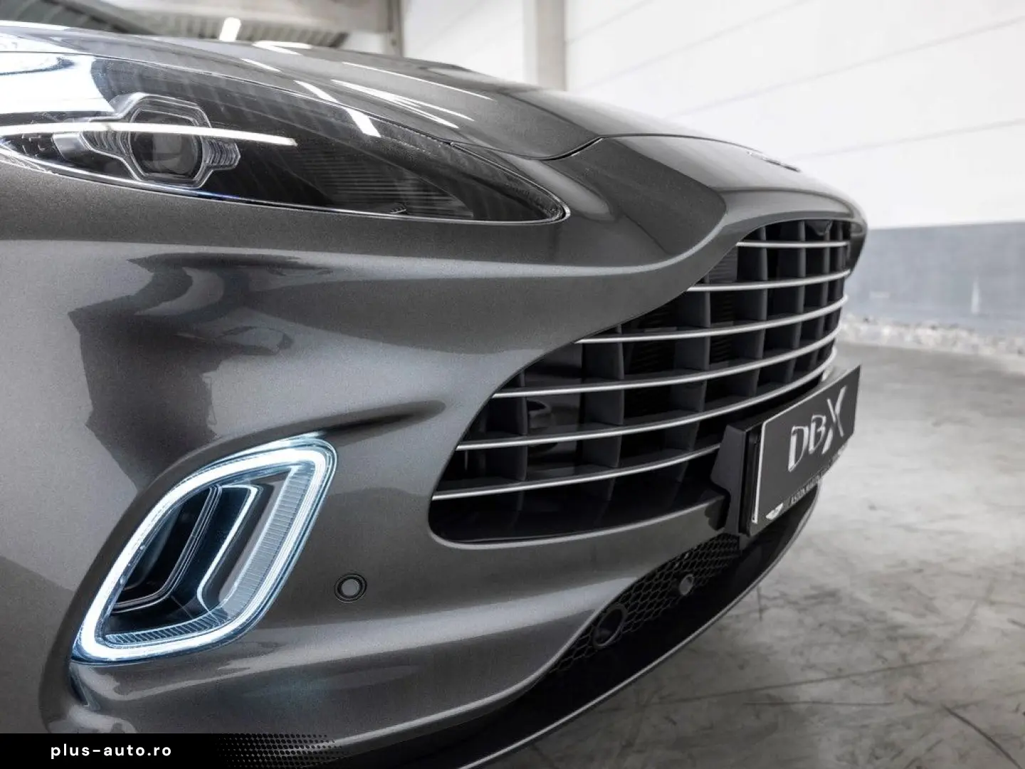 ASTON MARTIN DBX Magnetic Silver Onyx Black