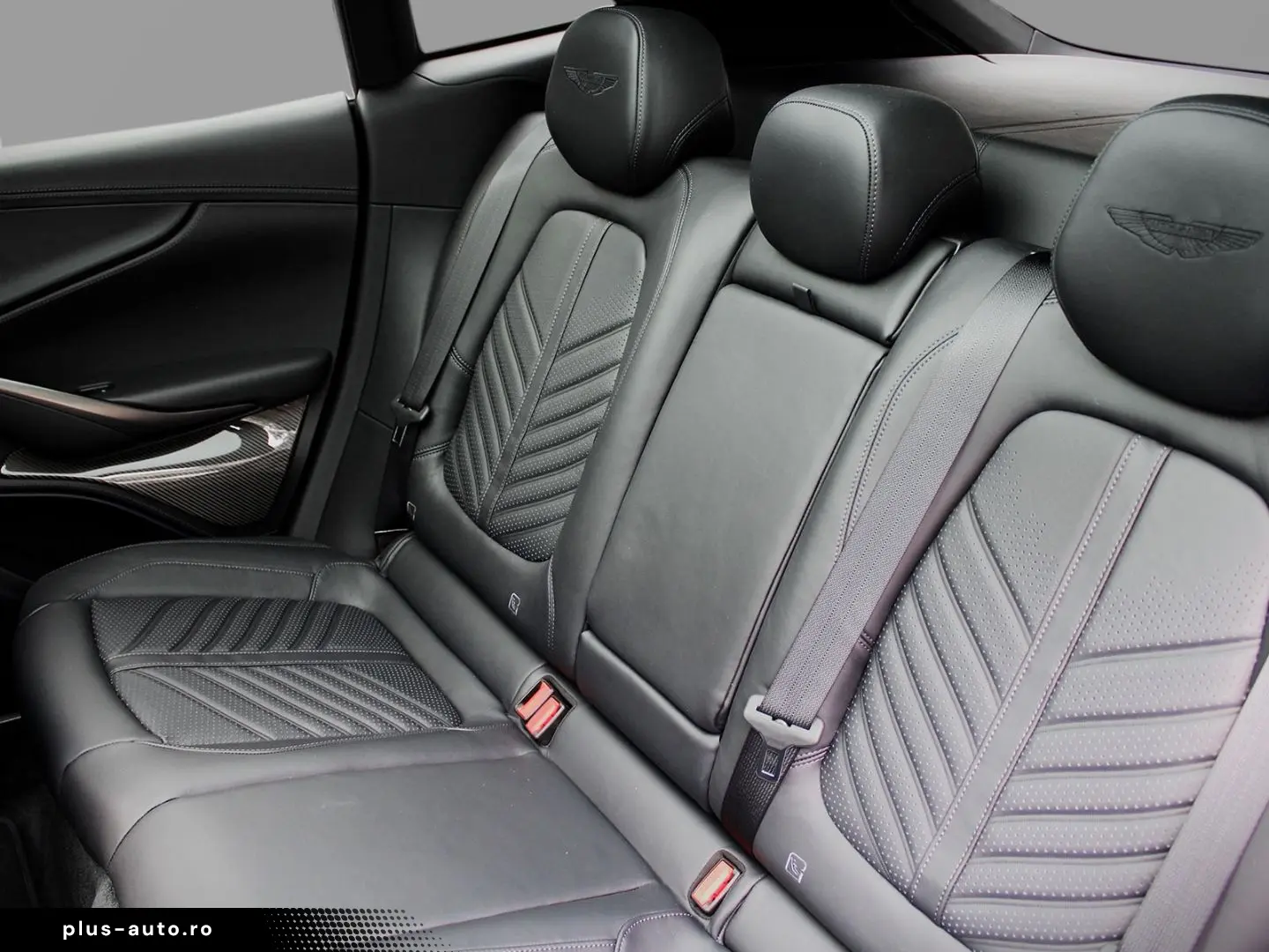 ASTON MARTIN DBX 707 Storm Purple Onyx Black