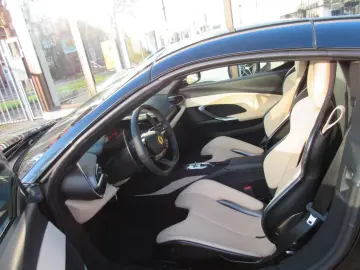 FERRARI 296 GTS Lift Carbon JBL Kamera