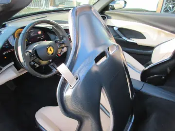 FERRARI 296 GTS Lift Carbon JBL Kamera