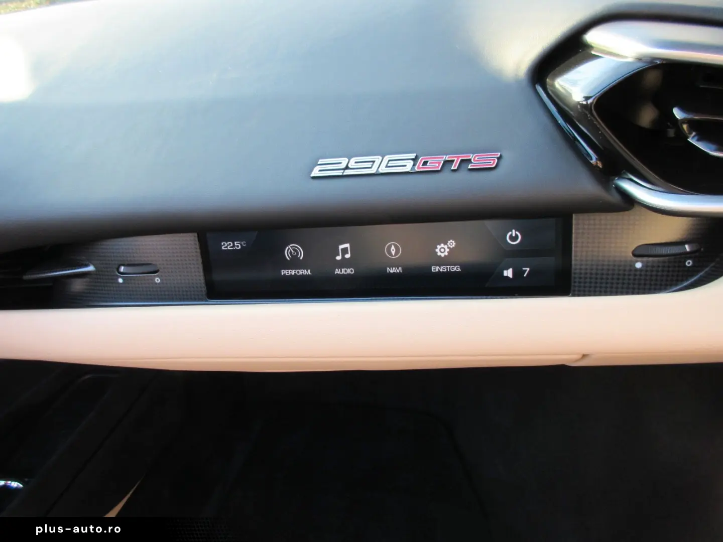 FERRARI 296 GTS Lift Carbon JBL Kamera