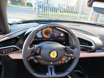 FERRARI 296 GTS Lift Carbon JBL Kamera