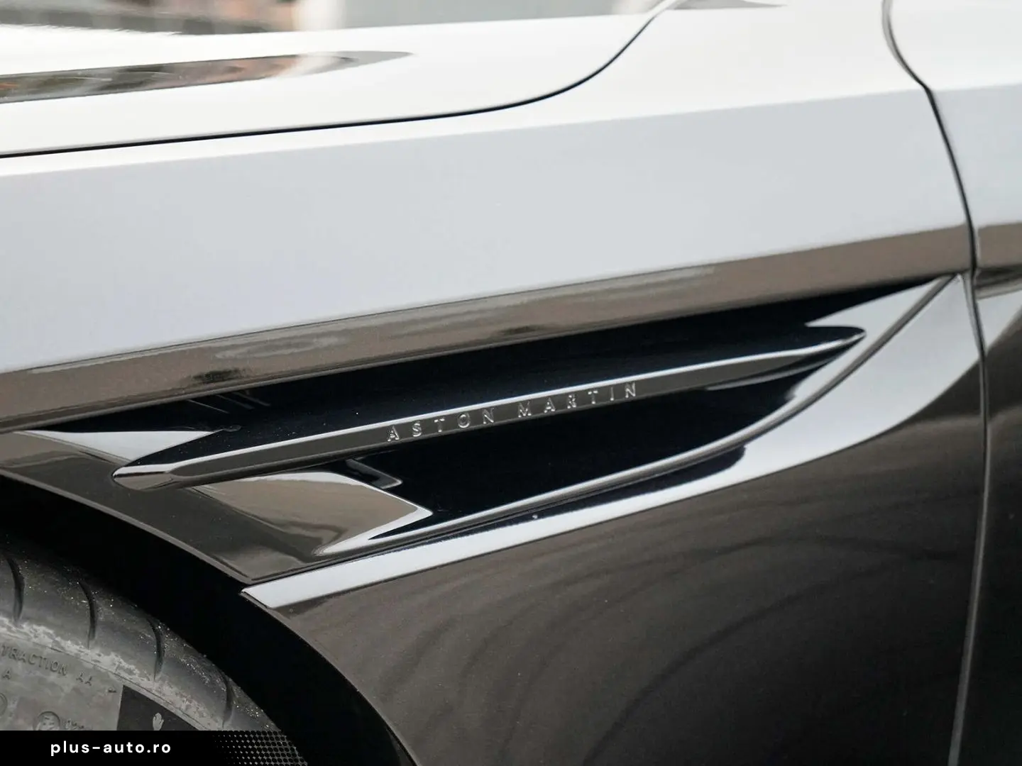 ASTON MARTIN DB12 Volante Californian Poppy Carbonbr&hellip;