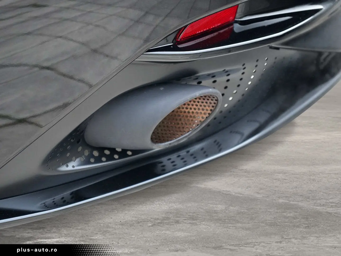 ASTON MARTIN DB12 Volante Californian Poppy Carbonbr&hellip;