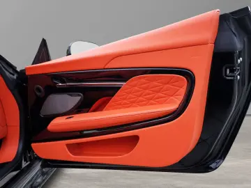 ASTON MARTIN DB12 Volante Californian Poppy Carbonbr&hellip;