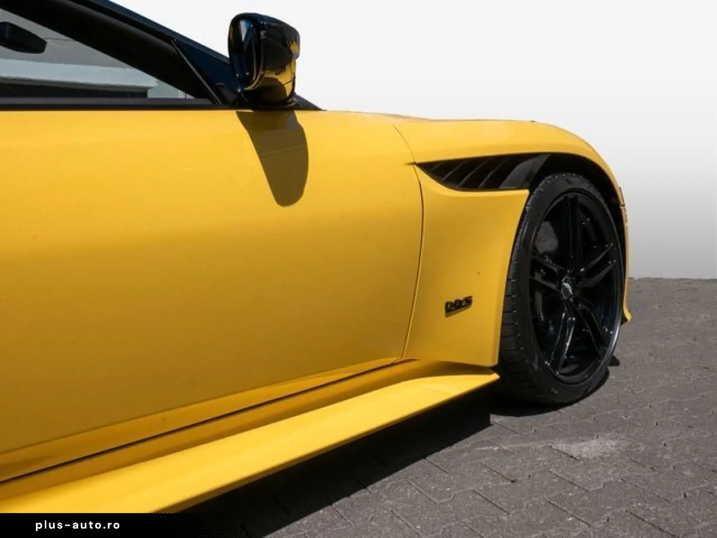 ASTON MARTIN DBS Volante Frosted Glass Yellow Carbon