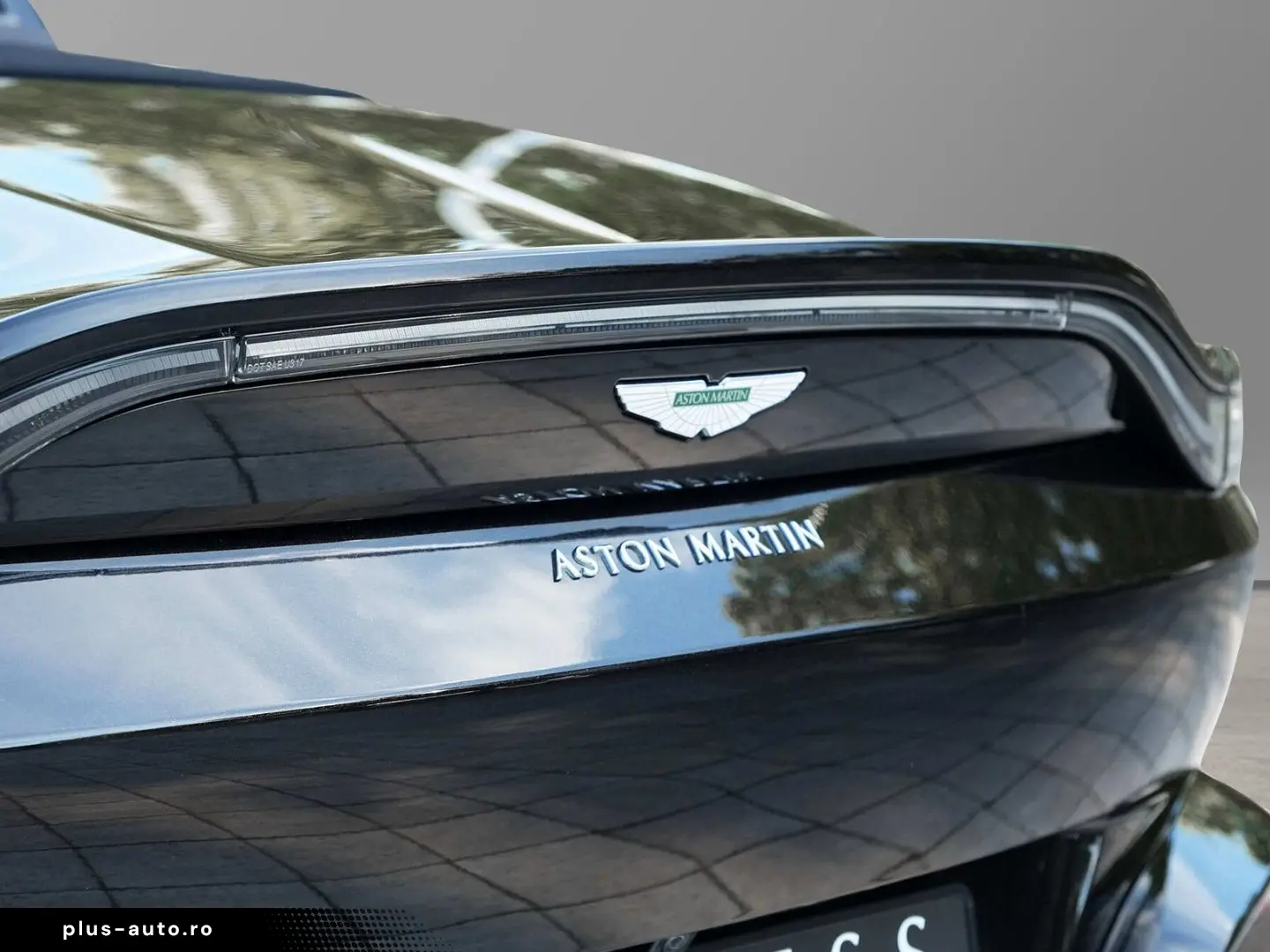 ASTON MARTIN Vantage Roadster Onyx Black   Obsidian Black