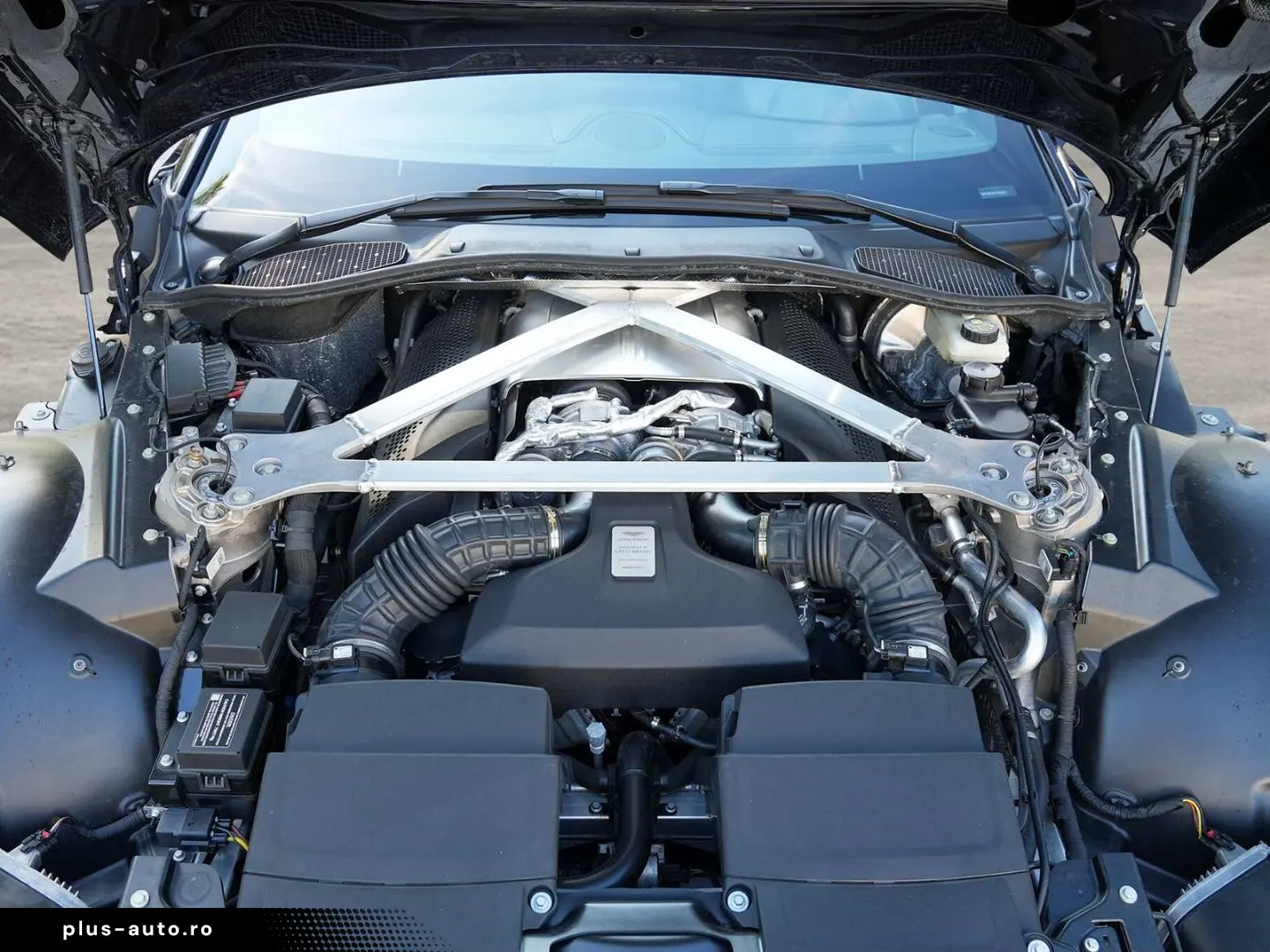 ASTON MARTIN Vantage Roadster Onyx Black   Obsidian Black