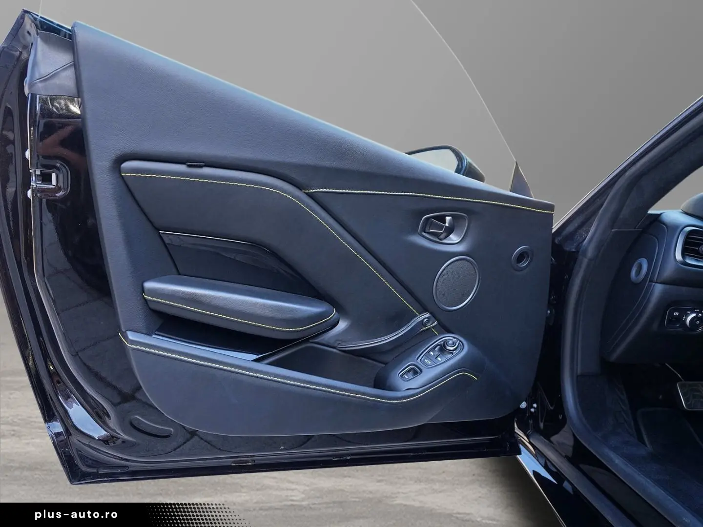 ASTON MARTIN Vantage Roadster Onyx Black   Obsidian Black