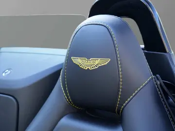 ASTON MARTIN Vantage Roadster Onyx Black   Obsidian Black