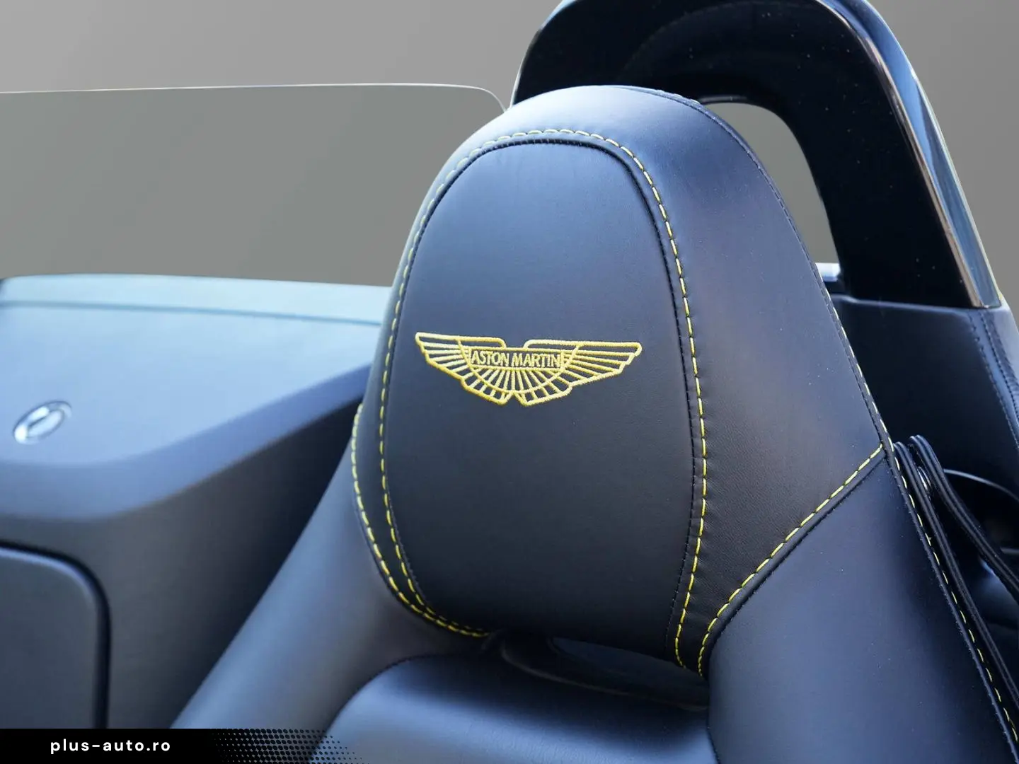 ASTON MARTIN Vantage Roadster Onyx Black   Obsidian Black