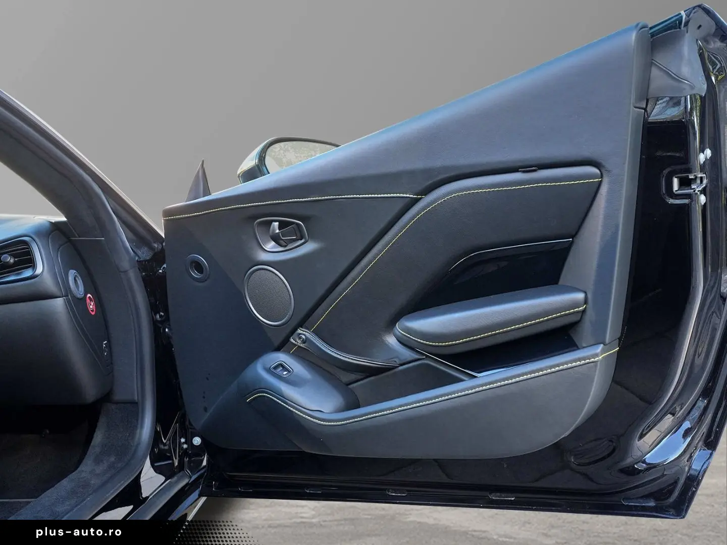 ASTON MARTIN Vantage Roadster Onyx Black   Obsidian Black