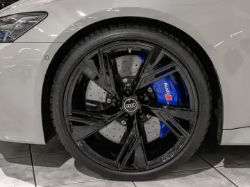 AUDI RS 6 Avant TFSI quattro HUD Pano Keramik 305km h