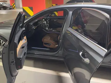 AUDI A8 L 60 TFSI e quattro tiptronic -