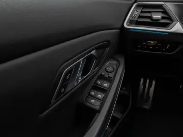 BMW 330e M Sport Kamera HUD DAB H K DrivAssis 19Zoll