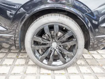 VW Touareg R-Line 3 0 l V6 TDI 4M PANO MATRIX-LED