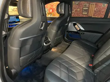 BMW 750 e xDrive M-Sport  Kristall  Leder  HUD  Pano