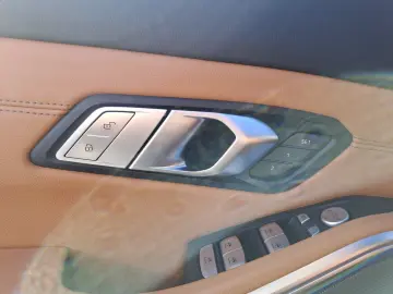 BMW 330i A Limousine M Sportpaket Navi Leder Tempom.