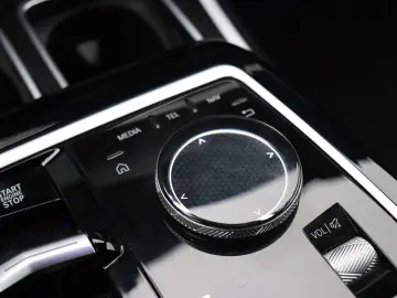 BMW 750 7-serie 750e xDrive   M-SPORT PAKKET   SKY-L