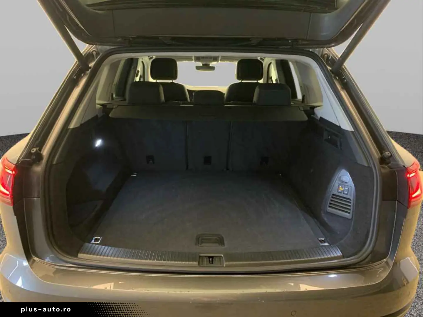 VW Touareg TDI tiptr. 4M  AHK LEDER LUFTF R-CAM NAV