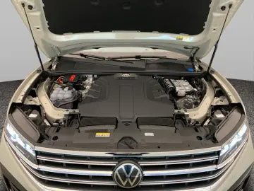 VW Touareg Elegance TDI tiptr. 4M  AHK LUFTF LEDER