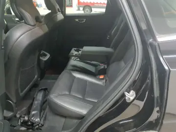 VOLVO XC60 B4 B Plus Bright PANO LEDER