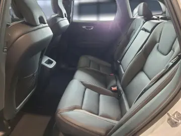 VOLVO XC 60 R Design 2WD Bluetooth Navi LED Klima