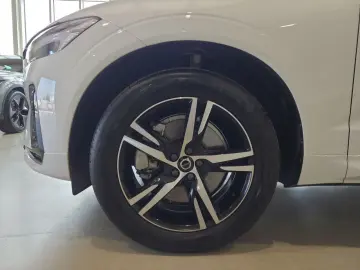 VOLVO XC 60 R Design 2WD Bluetooth Navi LED Klima